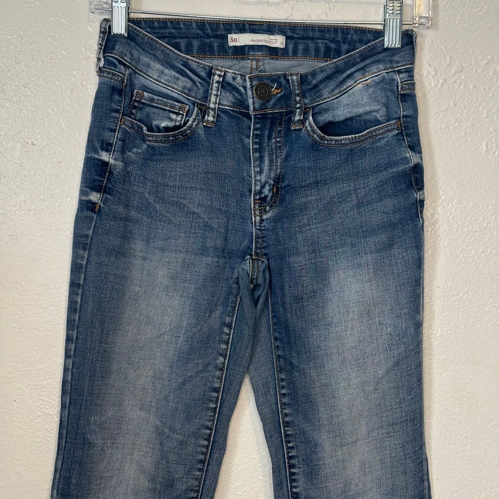 SO Women's Low Rise Favorite Bootcut Medium Wash Sz 0 Denim Y2K Grunge Stretch - Picture 3 of 5
